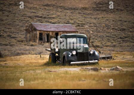 Pick-up abandonné dans la ville fantôme de Bodie, parc national de Bodie, Californie, États-Unis Banque D'Images