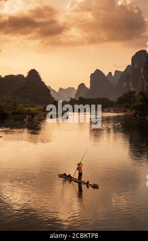 Pêcheur sur la rivière à Yangshuo, province de Guangxi, Chine Banque D'Images