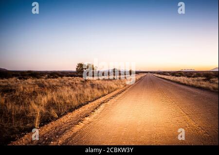 Route au crépuscule, Windhoek, Namibie Banque D'Images