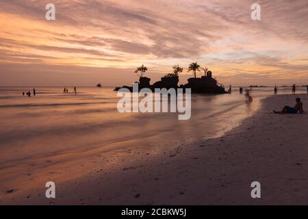 White Beach au coucher du soleil, Boracay, les Visayas, Philippines Banque D'Images