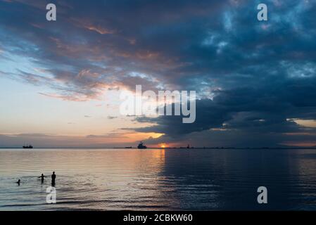 Coucher de soleil sur la baie de Manille, Roxas Boulevard, Manille, Philippines Banque D'Images