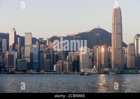 Aube sur la ligne d'horizon centrale de Hong Kong, Avenue of Stars, Kowloon, Hong Kong, Chine Banque D'Images