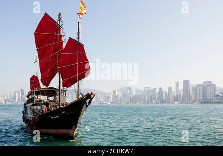 La voile traditionnelle chinoise à Hong Kong port, Hong Kong, Chine Banque D'Images
