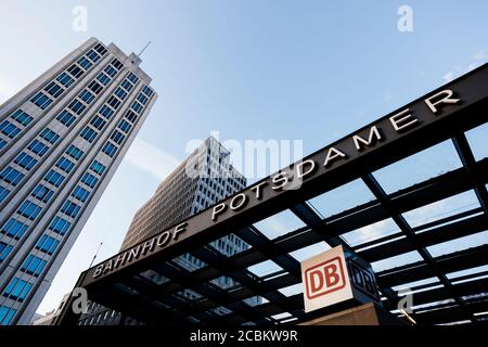 Extérieur de la Bahnhof Potsdamer, Potsdamer Platz au coucher du soleil, Berlin, Allemagne Banque D'Images