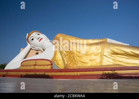 Bodhi Tataung, le Bouddha couché doré près de Monywa, Division Sagaing, Myanmar Banque D'Images