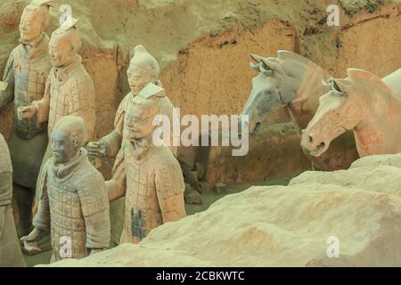 Vue panoramique sur l'armée de terre cuite, les guerriers et les chevaux, Xian, Chine Banque D'Images