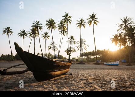Bateau amarré, plage d'Agonda au coucher du soleil, Goa, Inde Banque D'Images