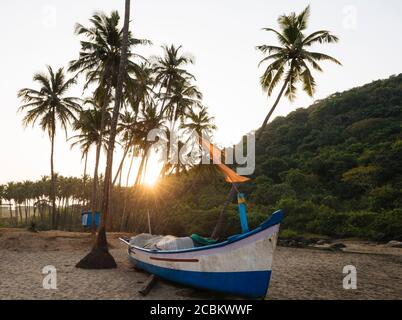 Bateau amarré, plage d'Agonda au coucher du soleil, Goa, Inde Banque D'Images