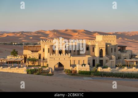Vue de haut angle de la façade de QSAR Al Sarab Desert Resort, vide Quarter Desert, Abu Dhabi, United Arab Emirat Banque D'Images