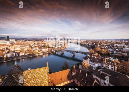 Vue panoramique sur le Rhin et les toits de Bâle, Suisse Banque D'Images