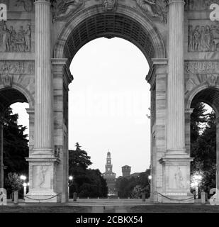 Vue de l'Arco della Pace (Arc de paix) au château de Sforza (Castello Sforzesco), Milan, Italie Banque D'Images