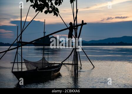 Guwahati, Assam, Inde. 14 août 2020. Pêche de pêcheur dans la rivière Brahmaputra au coucher du soleil à Guwahati. Crédit : David Talukdar/ZUMA Wire/Alay Live News Banque D'Images