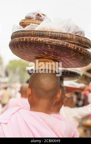 Jeunes Monks bouddhistes portant des paniers à la tête, Bagan, Myanmar Banque D'Images