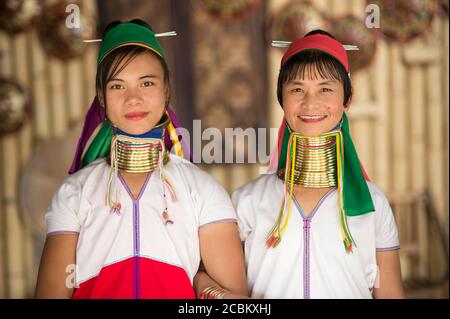 Portrait de deux femmes en vêtements traditionnels, lac Inle, Birmanie Banque D'Images