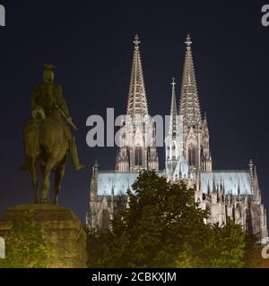 La statue de l'empereur Guillaume II et la cathédrale de Cologne (Koelner Dom) la nuit, Cologne, Allemagne Banque D'Images
