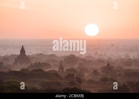 Vue panoramique de Bagan au coucher du soleil, région de Mandalay, Myanmar Banque D'Images