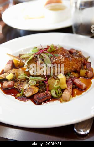 Toujours la vie avec la cuisine de poulet et les légumes Banque D'Images