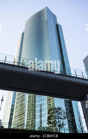 Pont, gratte-ciel en arrière-plan, Tokyo, Japon Banque D'Images