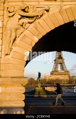 La Tour Eiffel et le Pont Bir-hakeim, Paris, France Banque D'Images