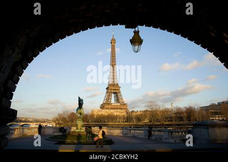 La Tour Eiffel et le Pont Bir-hakeim, Paris, France Banque D'Images