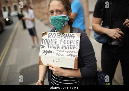 (200814) -- LONDRES, le 14 août 2020 (Xinhua) -- les gens participent à une manifestation à l'extérieur du ministère de l'éducation, à Londres, en Grande-Bretagne, le 14 août 2020. Le gouvernement britannique a annoncé mercredi un triple verrouillage de dernière minute pour les étudiants DE NIVEAU A et GCSE, qui pourrait augmenter les notes de remplacement pour les examens annulés lors de la pandémie COVID-19. Ce changement profitera aux élèves qui n'ont pas pu passer des examens de niveau a ou GCSE pendant la pandémie COVID-19, ce qui est essentiel pour décider comment poursuivre leur éducation, où chercher du travail ou de la formation, ou quel cours universitaire ou universitaire appliquer Banque D'Images