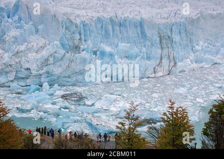 Vue lointaine des touristes en face du glacier Perito Moreno, parc national de Los Glaciares, Argentine Banque D'Images