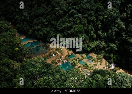 Vue aérienne des cascades turquoises dans la jungle, Semuc Champey, Alta Verapaz, Guatemala, Amérique centrale Banque D'Images