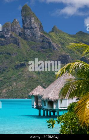 Maison de plage sur pilotis en mer, Bora Bora, Polynésie française Banque D'Images