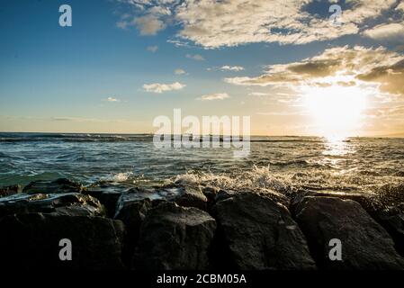 Lever du soleil à Waikiki Beach, Honolulu, Oahu, États-Unis Banque D'Images