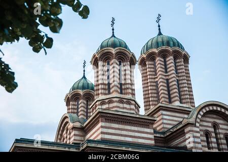 Détail des dômes sur l'église, Craiova, Roumanie Banque D'Images