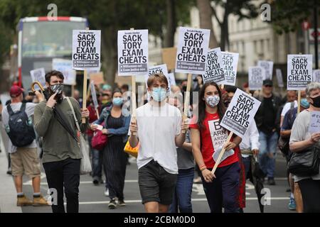 (200814) -- LONDRES, le 14 août 2020 (Xinhua) -- les gens participent à une manifestation à l'extérieur du ministère de l'éducation, à Londres, en Grande-Bretagne, le 14 août 2020. Le gouvernement britannique a annoncé mercredi un triple verrouillage de dernière minute pour les étudiants DE NIVEAU A et GCSE, qui pourrait augmenter les notes de remplacement pour les examens annulés lors de la pandémie COVID-19. Ce changement profitera aux élèves qui n'ont pas pu passer des examens de niveau a ou GCSE pendant la pandémie COVID-19, ce qui est essentiel pour décider comment poursuivre leur éducation, où chercher du travail ou de la formation, ou quel cours universitaire ou universitaire appliquer Banque D'Images