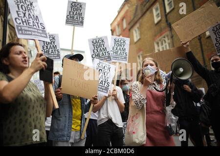 (200814) -- LONDRES, le 14 août 2020 (Xinhua) -- les gens participent à une manifestation à l'extérieur du ministère de l'éducation, à Londres, en Grande-Bretagne, le 14 août 2020. Le gouvernement britannique a annoncé mercredi un triple verrouillage de dernière minute pour les étudiants DE NIVEAU A et GCSE, qui pourrait augmenter les notes de remplacement pour les examens annulés lors de la pandémie COVID-19. Ce changement profitera aux élèves qui n'ont pas pu passer des examens de niveau a ou GCSE pendant la pandémie COVID-19, ce qui est essentiel pour décider comment poursuivre leur éducation, où chercher du travail ou de la formation, ou quel cours universitaire ou universitaire appliquer Banque D'Images