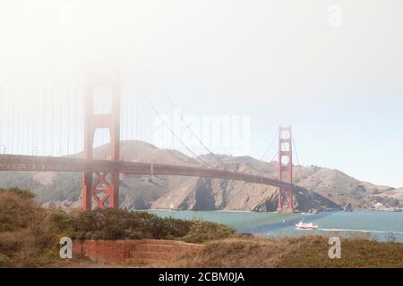 Brume sur le pont du Golden Gate, San Francisco, Californie, États-Unis Banque D'Images