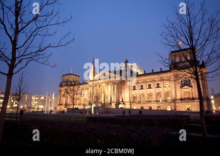 Vue sur le Reichstag la nuit, Berlin, Allemagne Banque D'Images