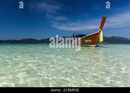 Longboat assis sur une plage de sable blanc à Koh Lipe, Thaïlande Banque D'Images