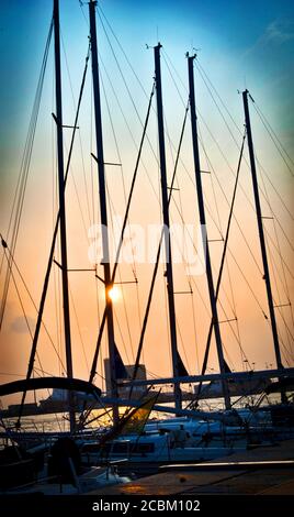 Voiliers au crépuscule, Cagliari, Sardaigne, Italie Banque D'Images