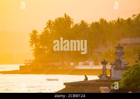 Côte au coucher du soleil, Candidasa, Bali, Indonésie Banque D'Images