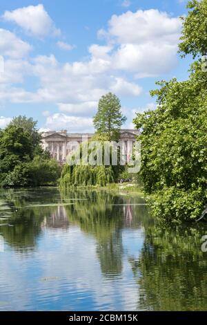Vue sur Buckingham Palace depuis St James Park, Londres, Royaume-Uni Banque D'Images