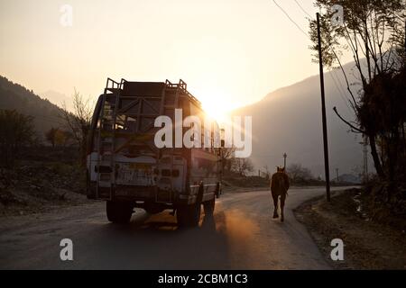 Bus touristique et cheval sur la route. Vallée de Sonamarg, Jammu & Cachemire, Inde Banque D'Images