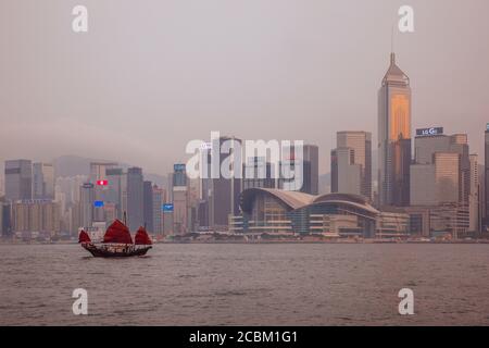 La malbouffe chinoise traversant le port de Victoria, Hong Kong, Chine Banque D'Images