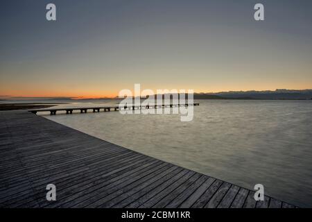 Jetée en bois au crépuscule, Trabucador Isthmus, Alfacs Bay, Tarragone, Catalogne, Espagne Banque D'Images