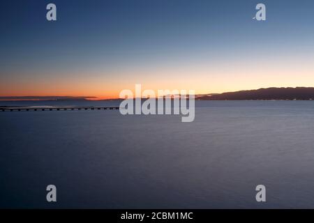 Jetée en bois au crépuscule, Trabucador Isthmus, Alfacs Bay, Tarragone, Catalogne, Espagne Banque D'Images