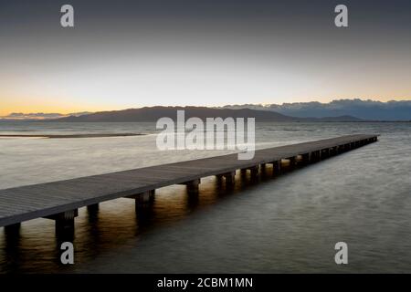 Jetée en bois au crépuscule, Trabucador Isthmus, Alfacs Bay, Tarragone, Catalogne, Espagne Banque D'Images