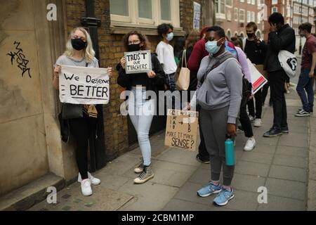 (200814) -- LONDRES, le 14 août 2020 (Xinhua) -- les gens participent à une manifestation à l'extérieur du ministère de l'éducation, à Londres, en Grande-Bretagne, le 14 août 2020. Le gouvernement britannique a annoncé mercredi un triple verrouillage de dernière minute pour les étudiants DE NIVEAU A et GCSE, qui pourrait augmenter les notes de remplacement pour les examens annulés lors de la pandémie COVID-19. Ce changement profitera aux élèves qui n'ont pas pu passer des examens de niveau a ou GCSE pendant la pandémie COVID-19, ce qui est essentiel pour décider comment poursuivre leur éducation, où chercher du travail ou de la formation, ou quel cours universitaire ou universitaire appliquer Banque D'Images