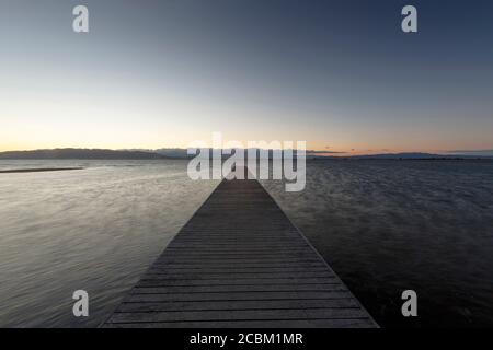 Jetée en bois au crépuscule, Trabucador Isthmus, Alfacs Bay, Tarragone, Catalogne, Espagne Banque D'Images