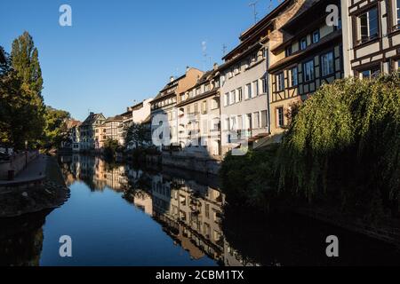 Maisons le long du canal, Strasbourg, France Banque D'Images