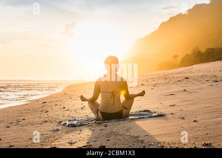 Touristes pratiquant le yoga, plage de Nyang Nyang, Bali, Indonésie Banque D'Images