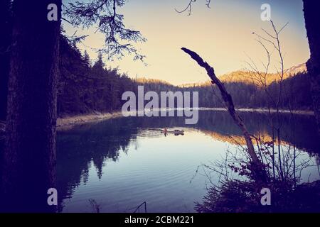 Rameur en canoë, Lac d'Eibsee au pied de Zugspitze, Garmisch-Partenkirchen, Bavière, Allemagne Banque D'Images