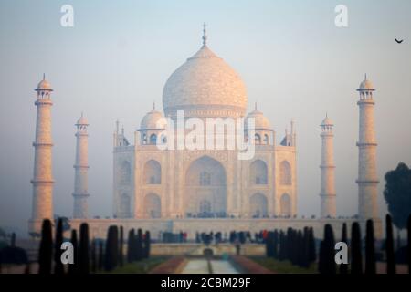 Vue sur le Taj Mahal dans la brume, Agra, Uttar Pradesh, Inde Banque D'Images