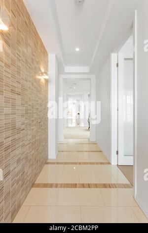 Un couloir de luxe vide dans une maison moderne Banque D'Images